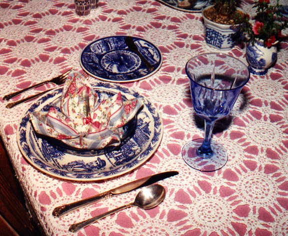 Origami virágos hajtogatott szalvéta a tányérban az első fogáshoz.